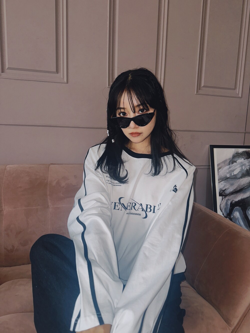 ホワイト系のTシャツ/カットソーを着用したレディースの春コーディネートの3枚目の写真