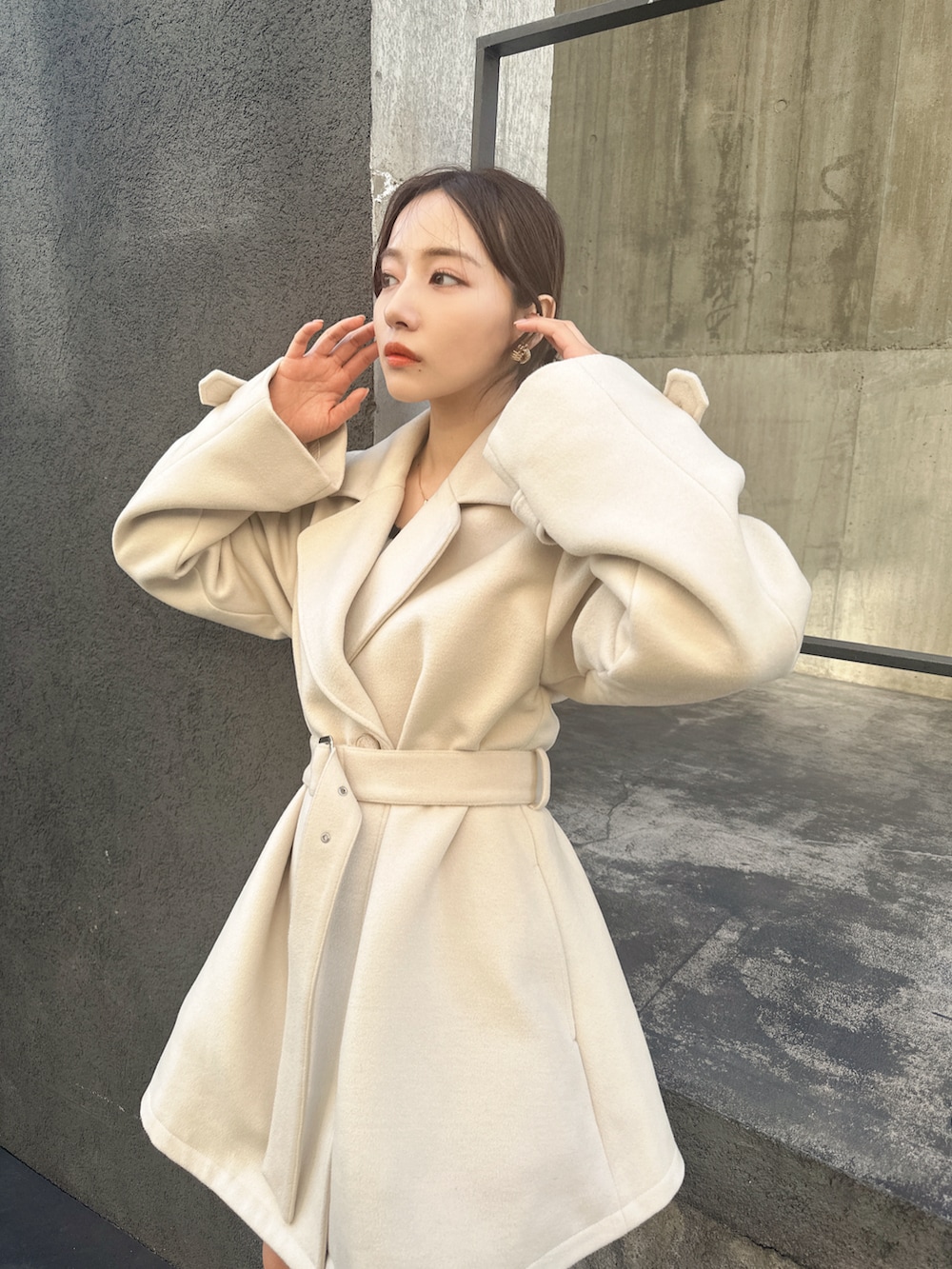 ベージュ系のダウンジャケット/コートを着用したレディースの冬コーディネートの3枚目の写真