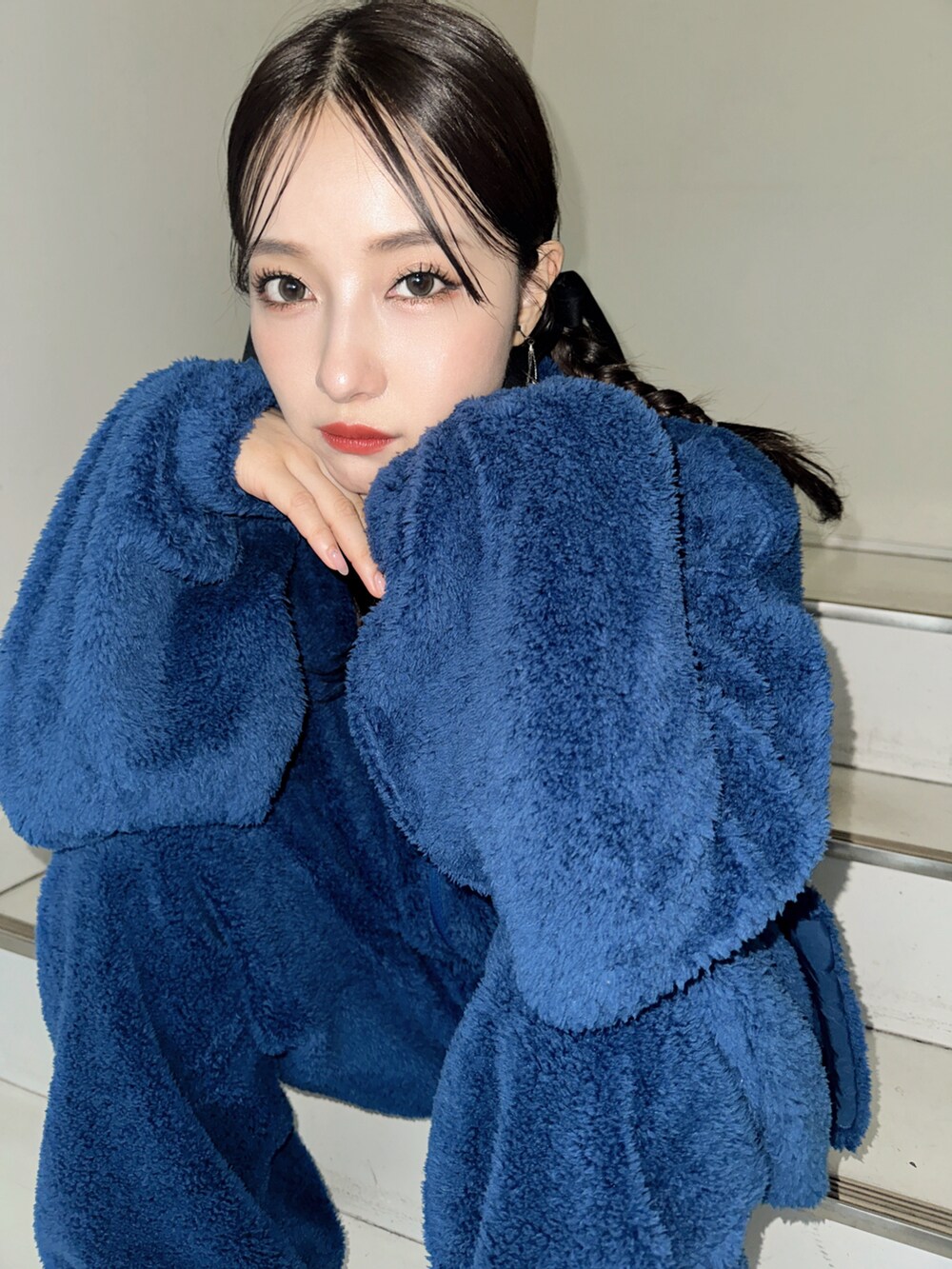 ブルー系のその他トップスを着用したレディースの冬コーディネートの2枚目の写真