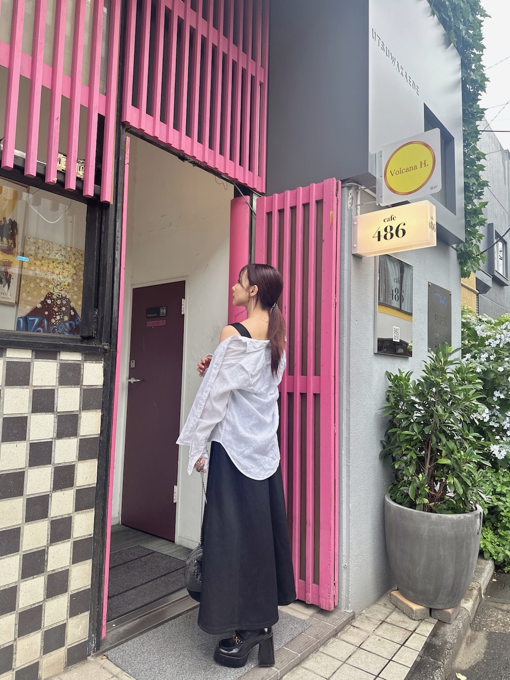 ブラック系のショルダーバッグ、ブラック系のワンピースを着用したレディースの秋コーディネートの2枚目の写真