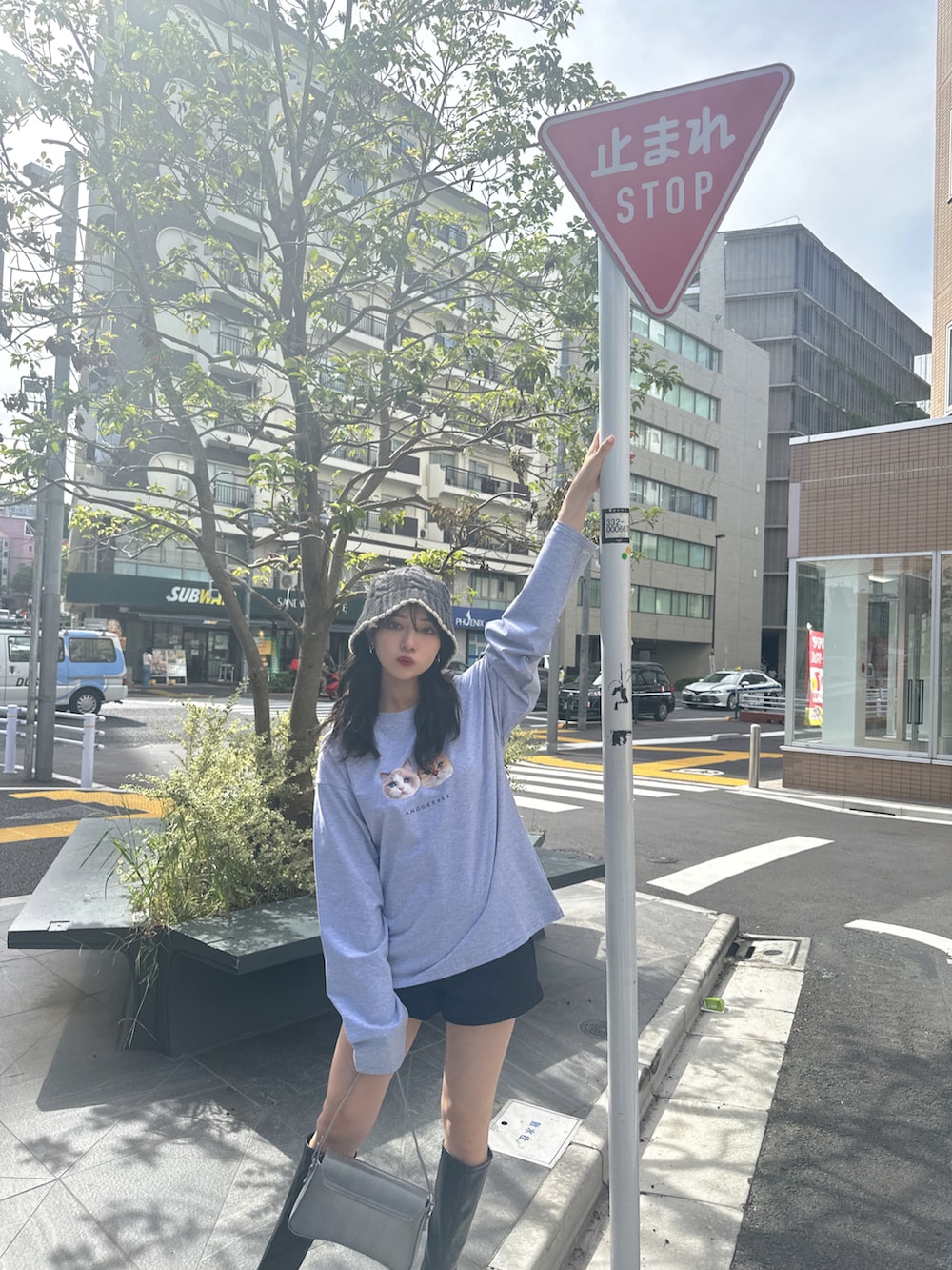 グレー系のTシャツ/カットソー、グレー系のハットを着用したレディースの冬コーディネートの4枚目の写真