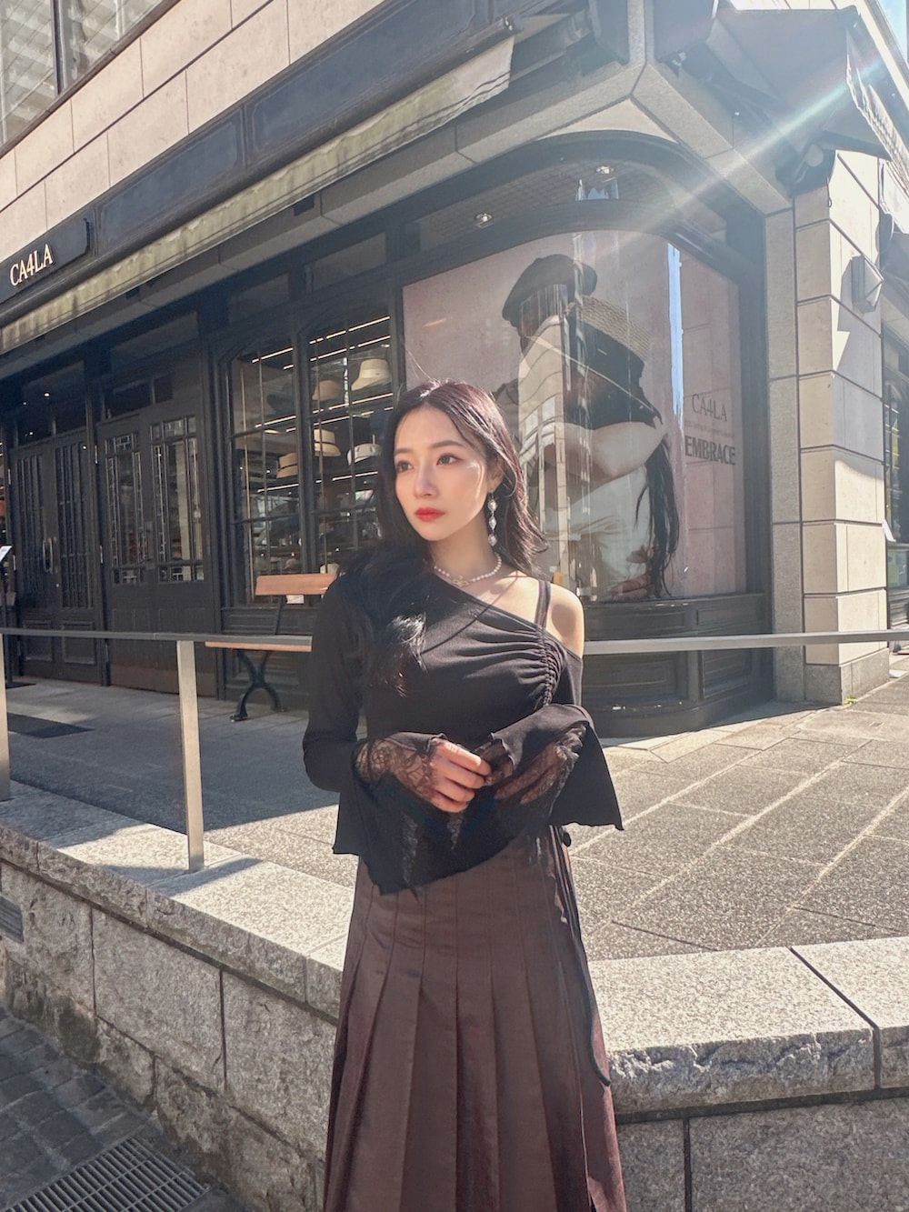 ブラック系のTシャツ/カットソー、ブラウン系のスカートを着用したレディースの夏コーディネートの3枚目の写真