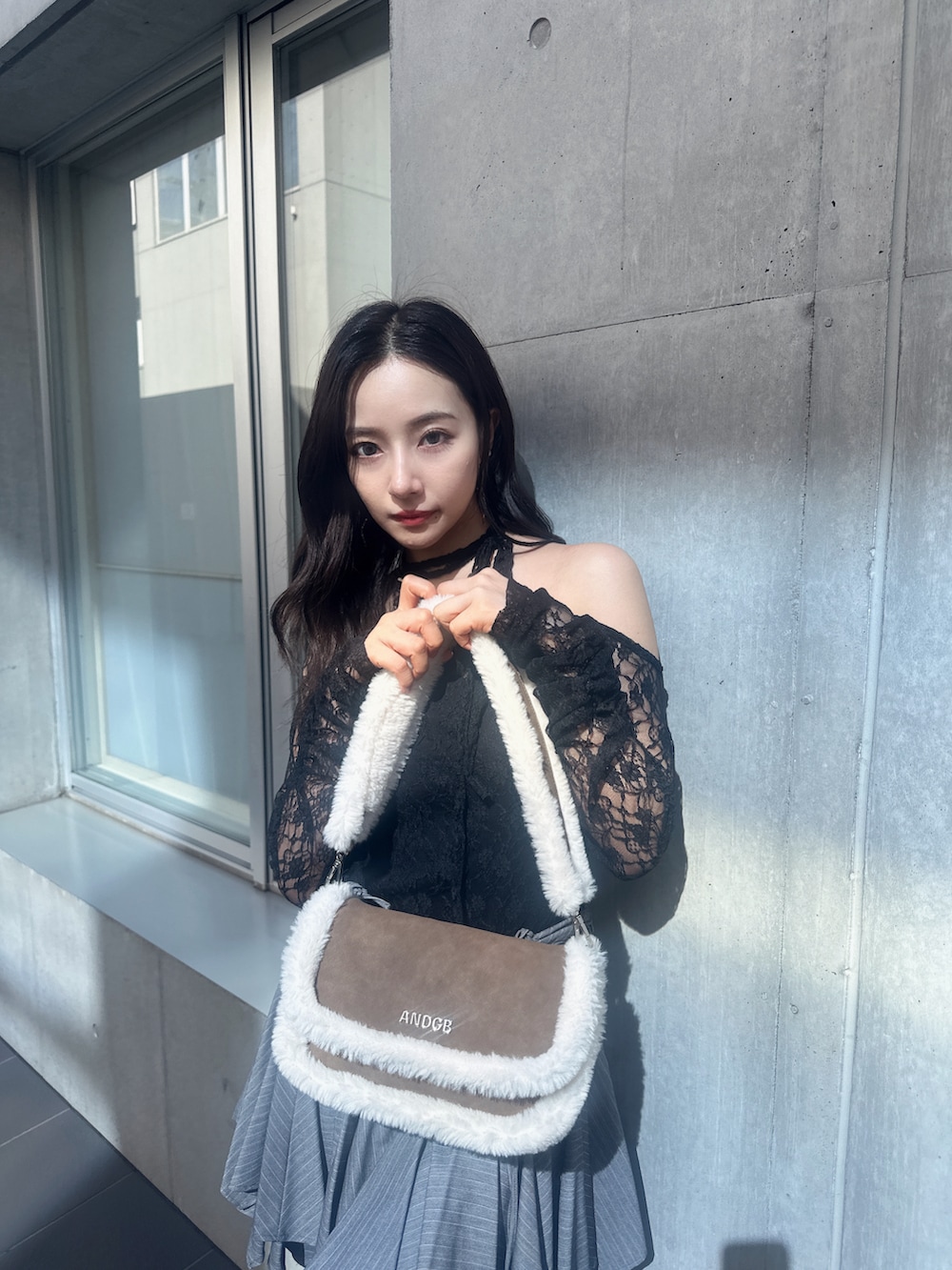 ブラック系のその他トップス、その他のその他パンツ、ブラウン系のショルダーバッグを着用したレディースの冬コーディネートの3枚目の写真