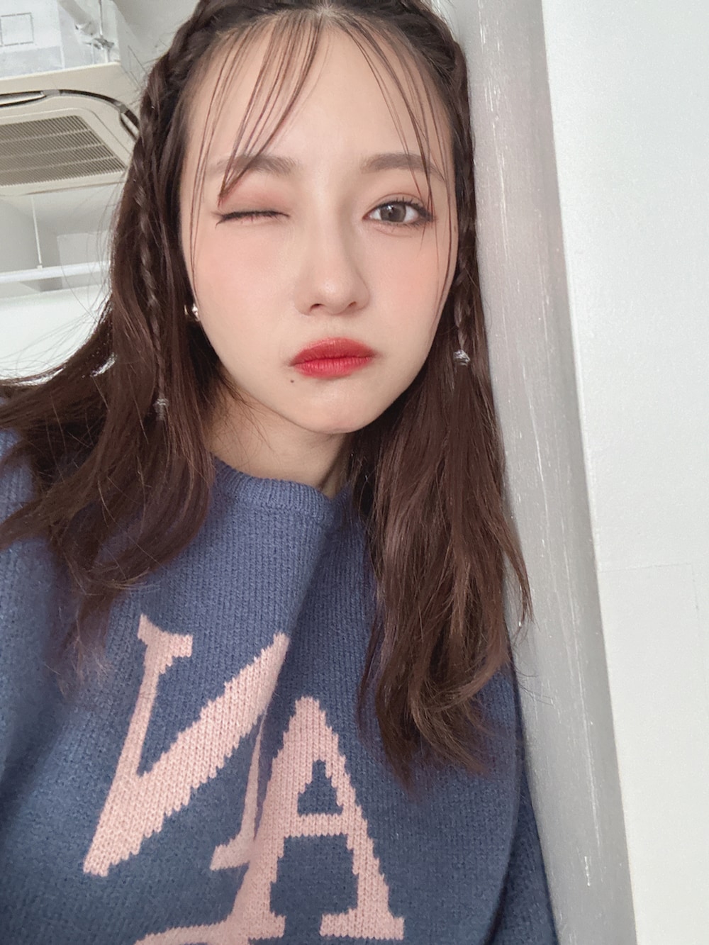 ブルー系のニット/セーターを着用したレディースの秋コーディネートの4枚目の写真