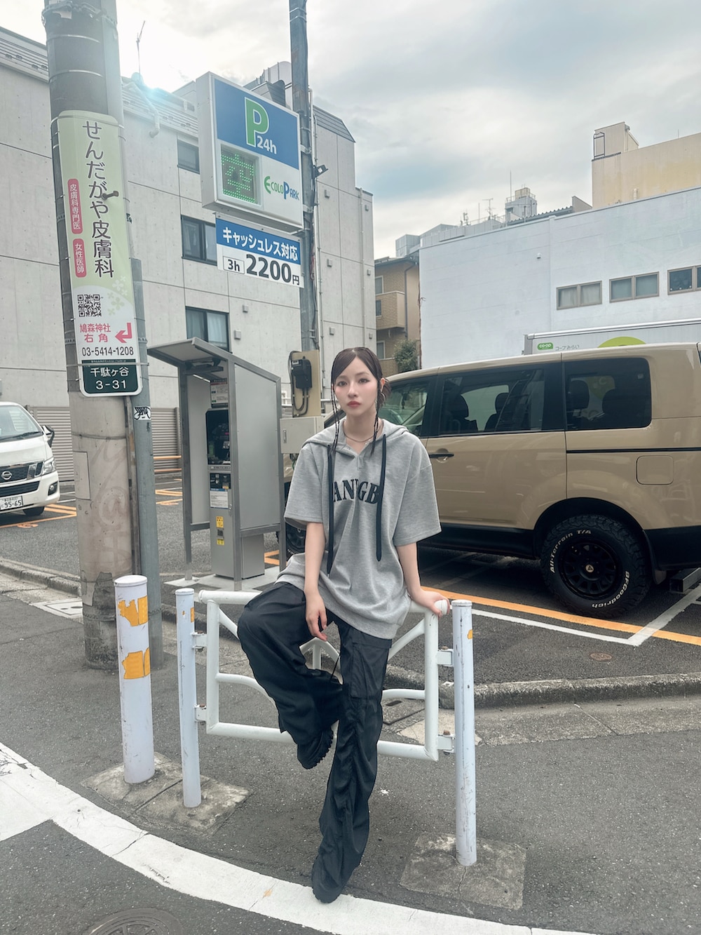 グレー系のパーカー、ブラック系のカーゴパンツを着用したレディースの秋コーディネートの2枚目の写真