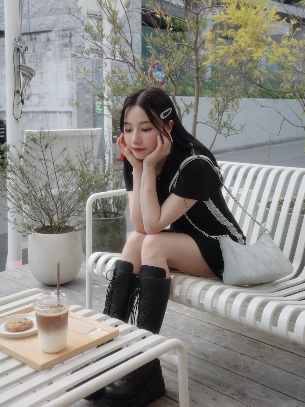 ブラック系のショルダーバッグ、ブラック系のワンピースを着用したレディースの秋コーディネートの3枚目の写真