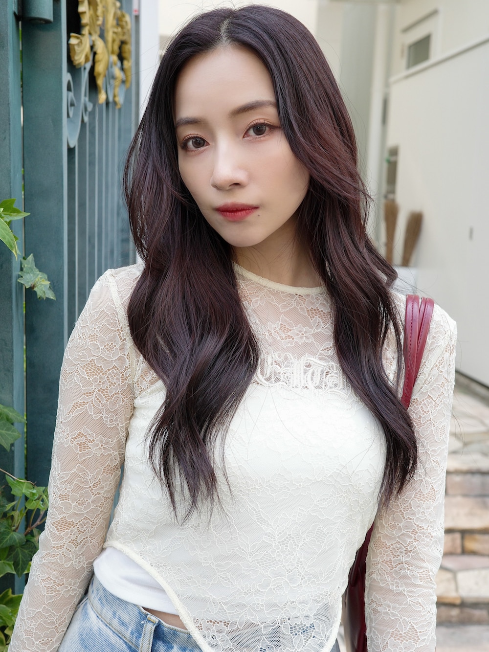 ブラウン系のブーツを着用したレディースの夏コーディネートの4枚目の写真