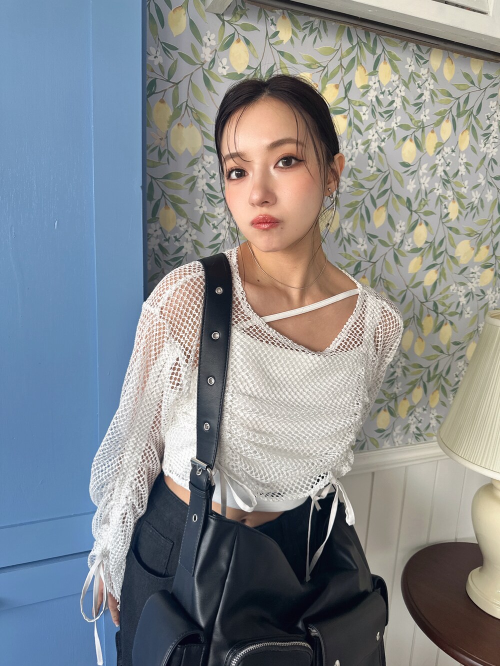 ホワイト系のその他トップス、ホワイト系のタンクトップ、ブラック系のメッセンジャーバッグを着用したレディースの夏コーディネートの4枚目の写真