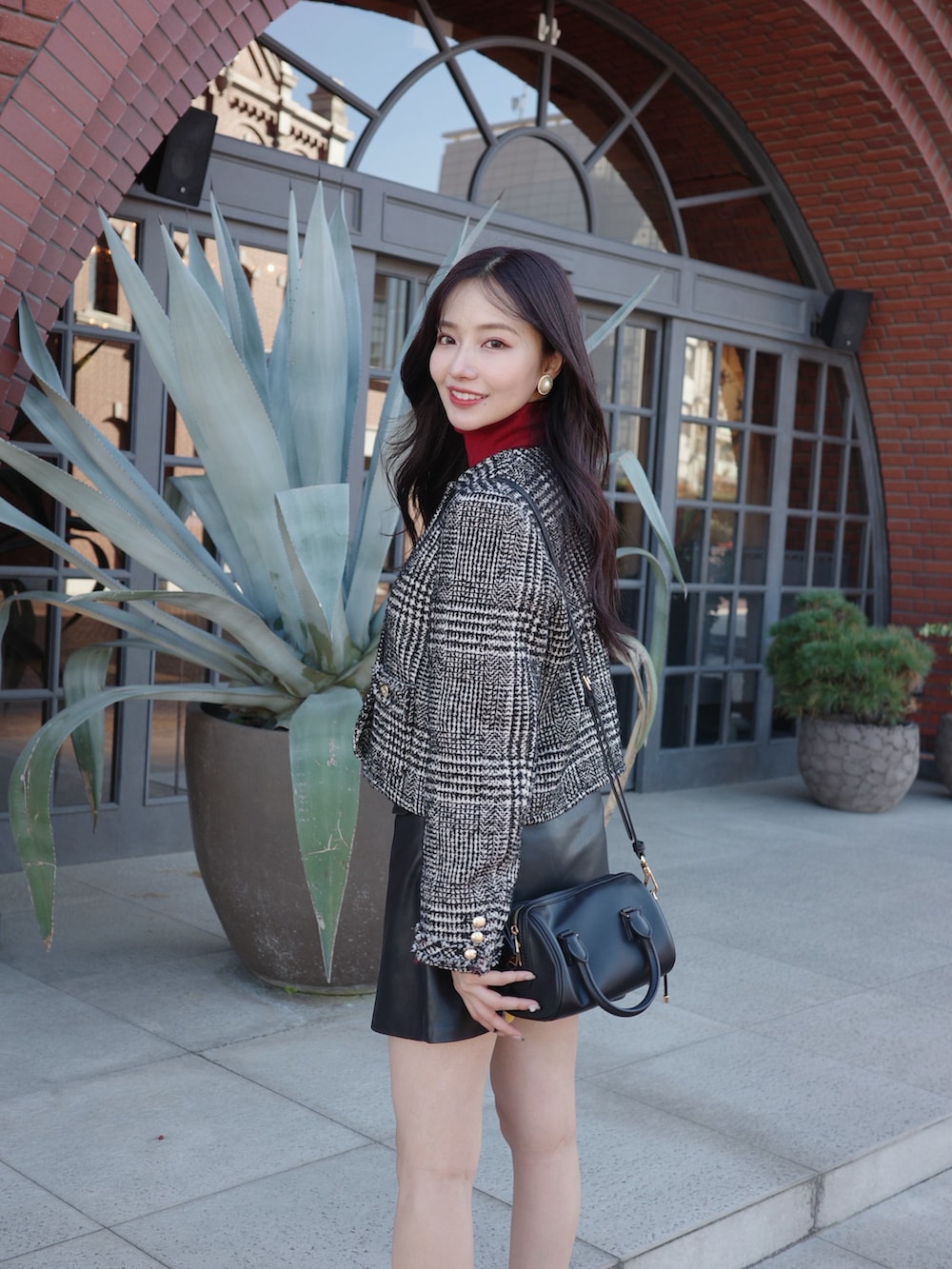 その他のノーカラージャケットを着用したレディースの冬コーディネートの2枚目の写真