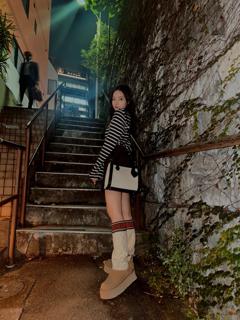 ブラック系のショルダーバッグを着用したレディースの冬コーディネートの2枚目の写真