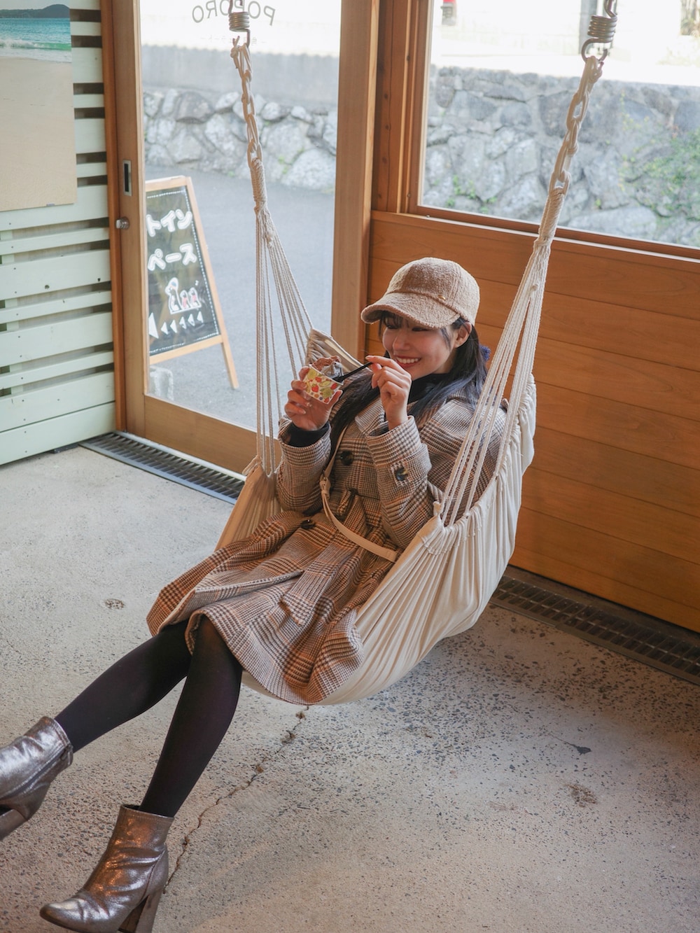 ホワイト系のバックパック/リュックを着用したレディースの春コーディネートの2枚目の写真