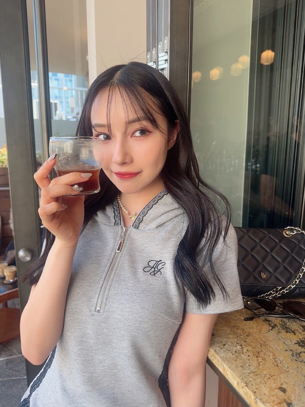 グレー系のワンピースを着用したレディースの夏コーディネートの5枚目の写真