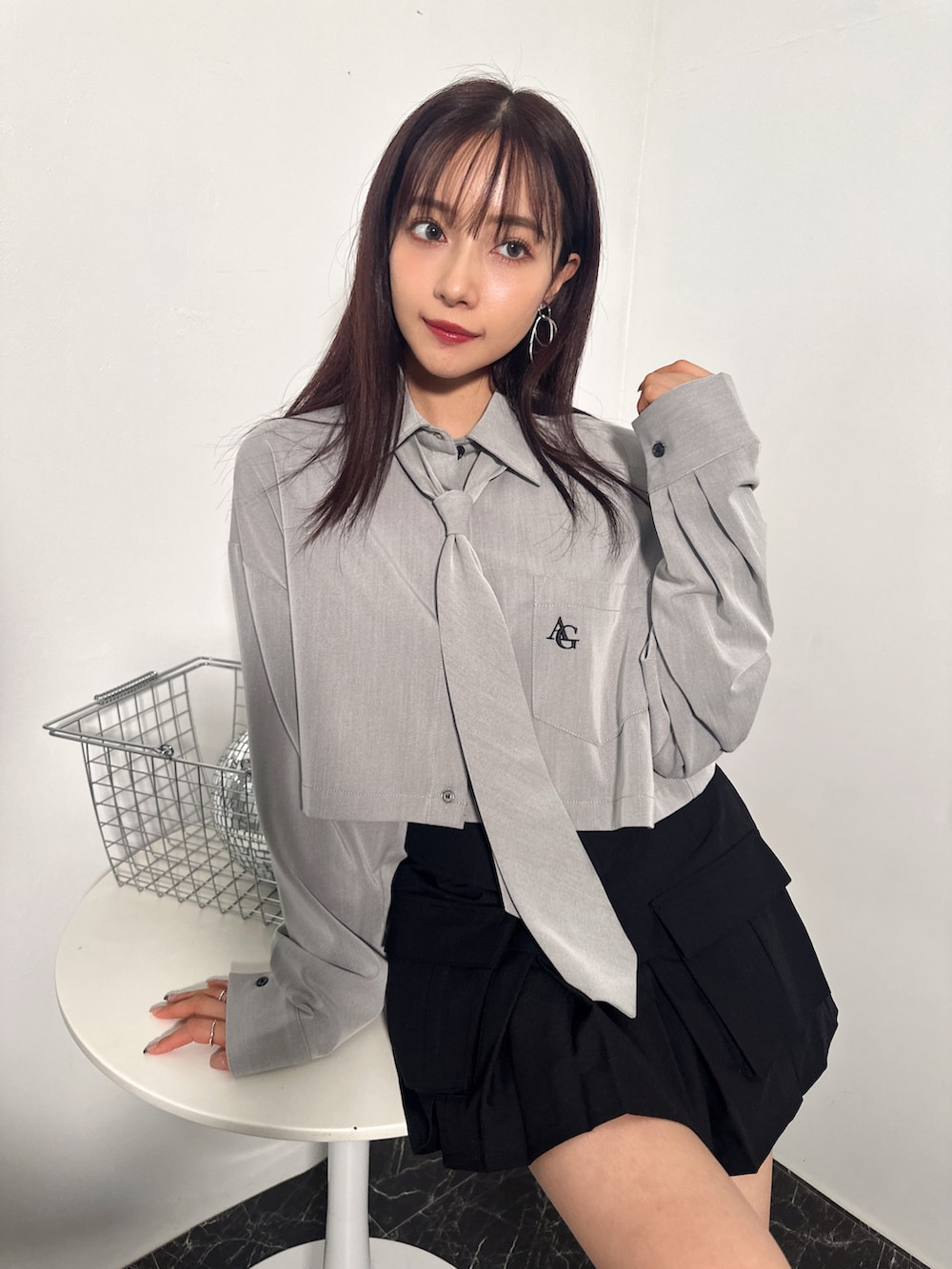 グレー系のシャツ/ブラウス、ブラック系のスカートを着用したレディースの冬コーディネートの2枚目の写真