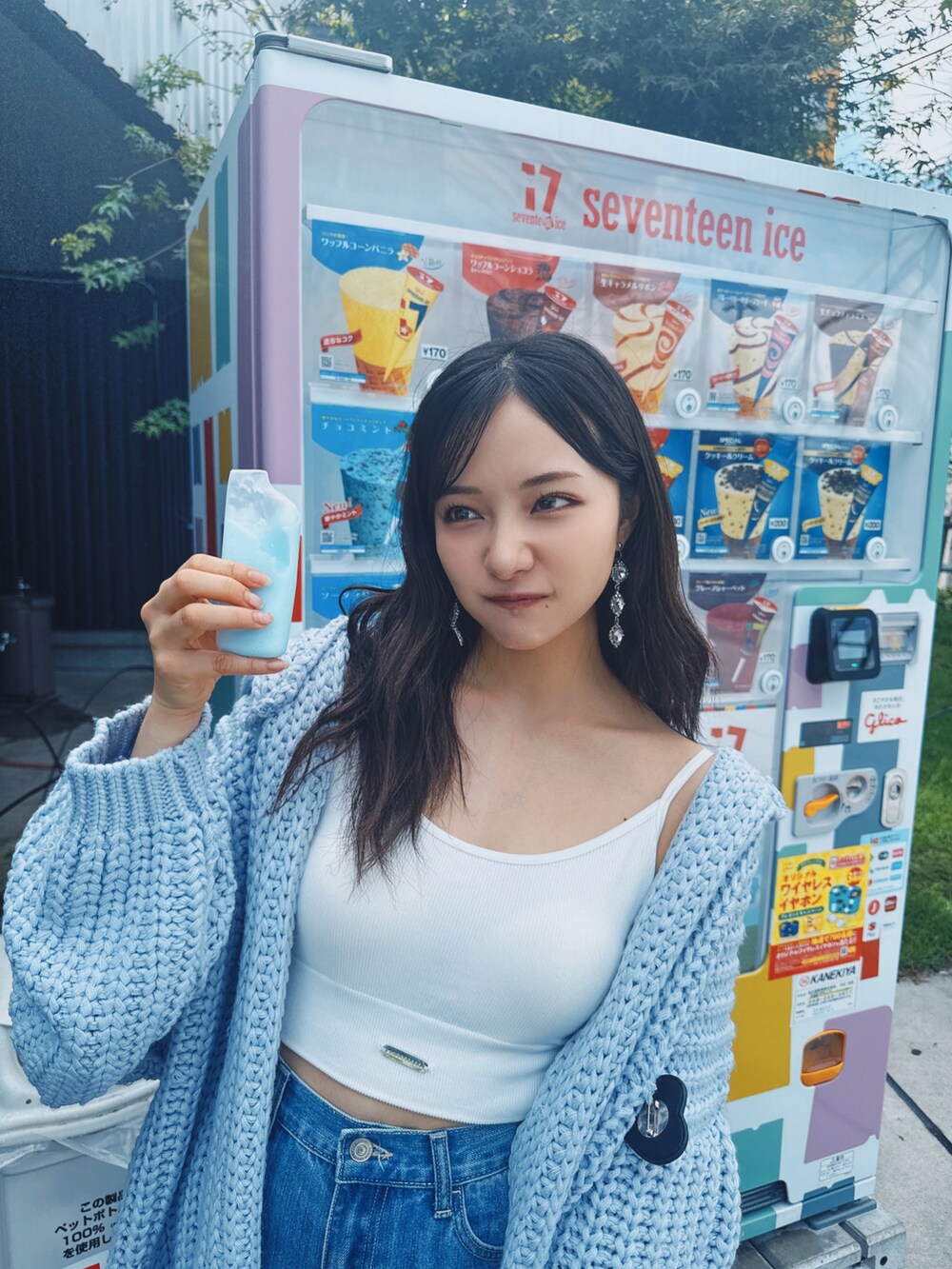 ブルー系のデニムパンツを着用したレディースの冬コーディネートの2枚目の写真