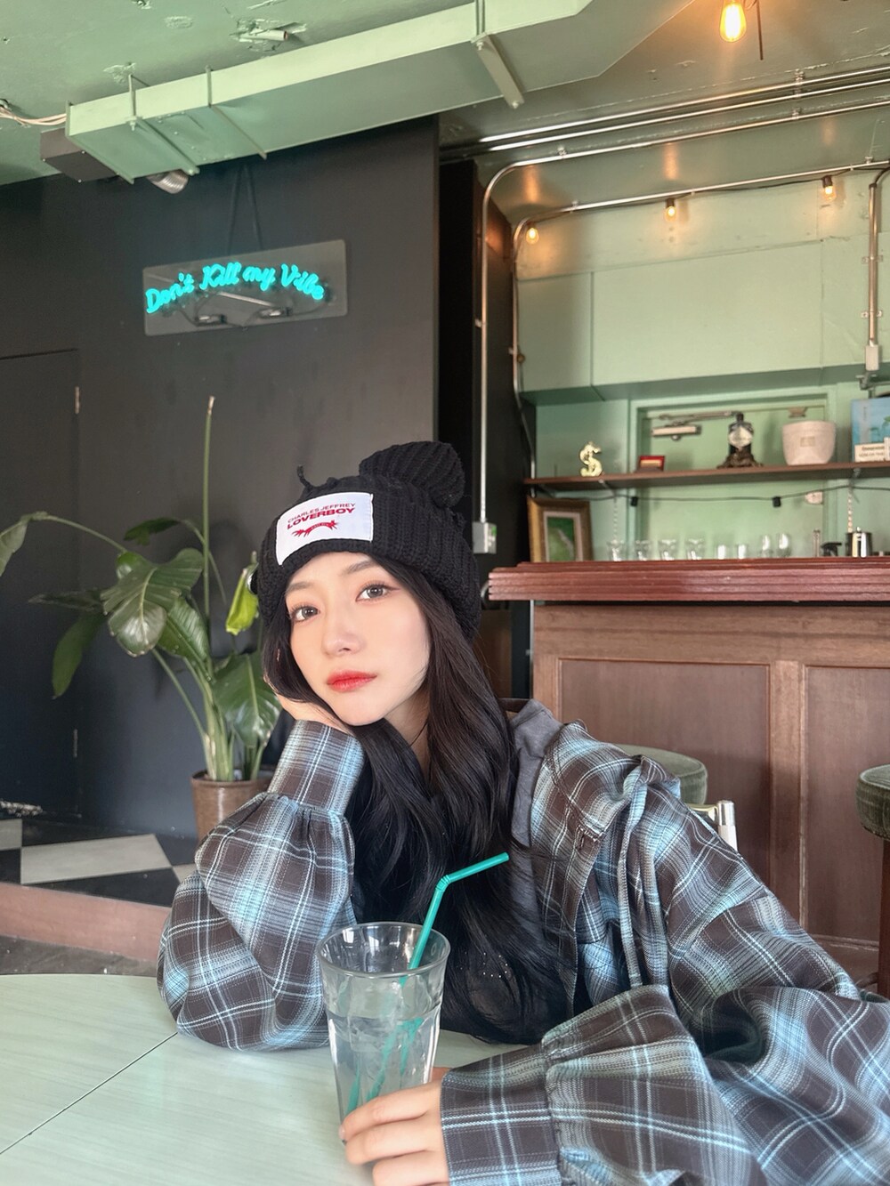 ブラック系のシャツ/ブラウス、グレー系のTシャツ/カットソー、ブラック系のスカートを着用したレディースの夏コーディネートの4枚目の写真