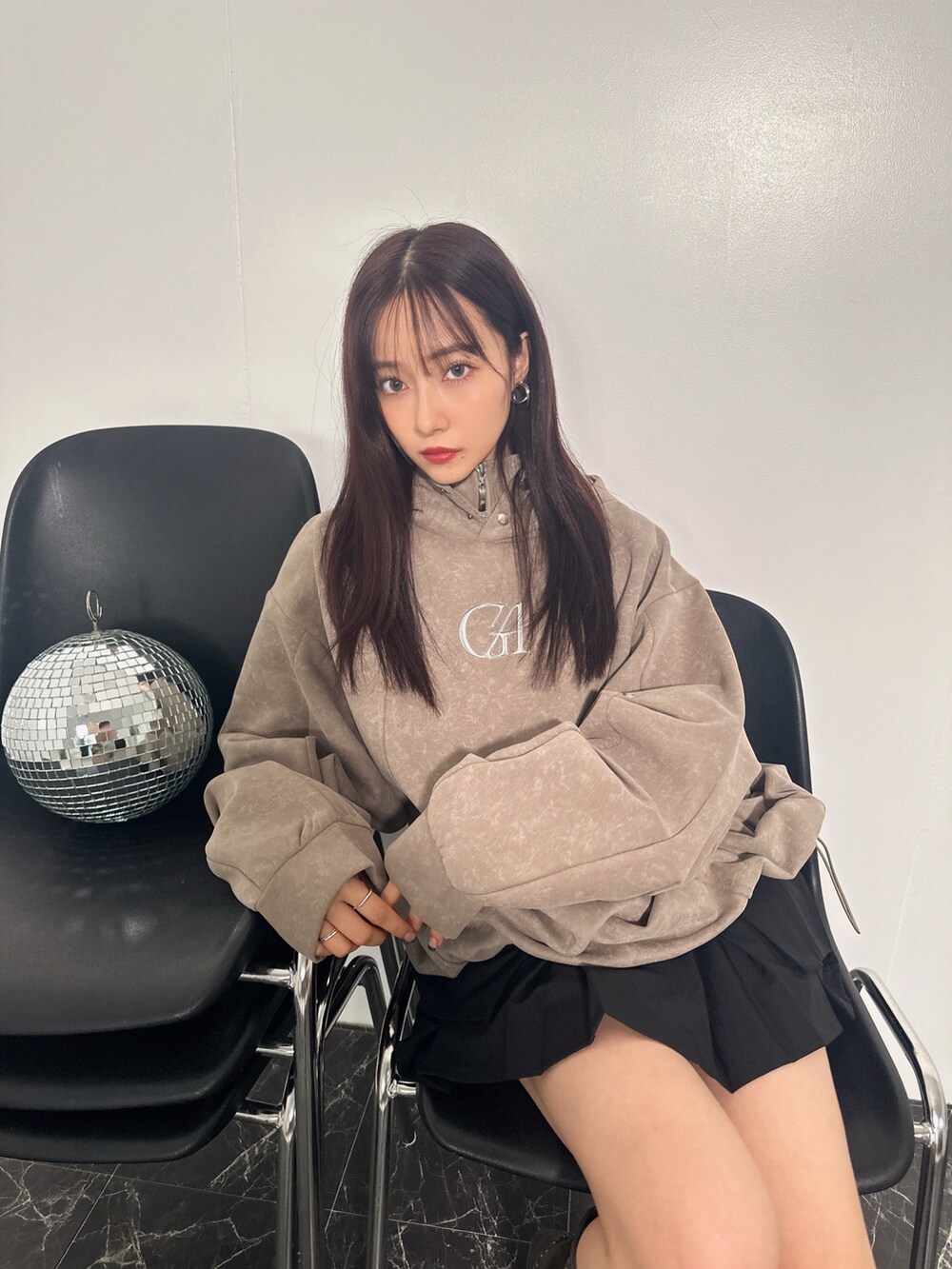 ブラウン系のパーカーを着用したレディースの冬コーディネートの3枚目の写真