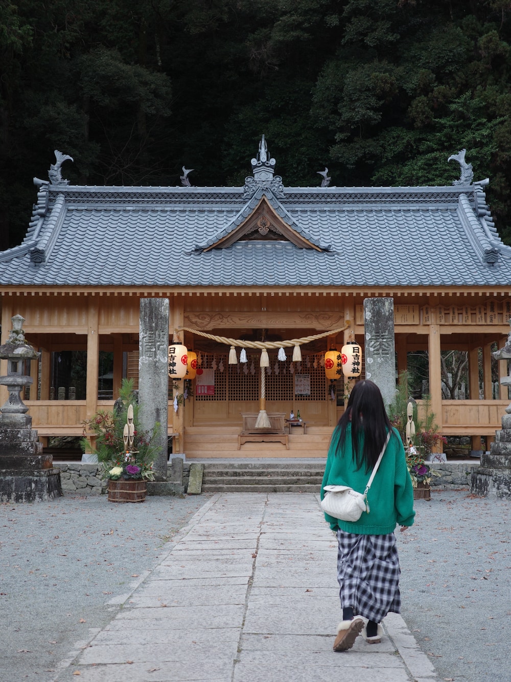 ブラック系のスカート、ホワイト系のバックパック/リュックを着用したレディースの春コーディネートの3枚目の写真