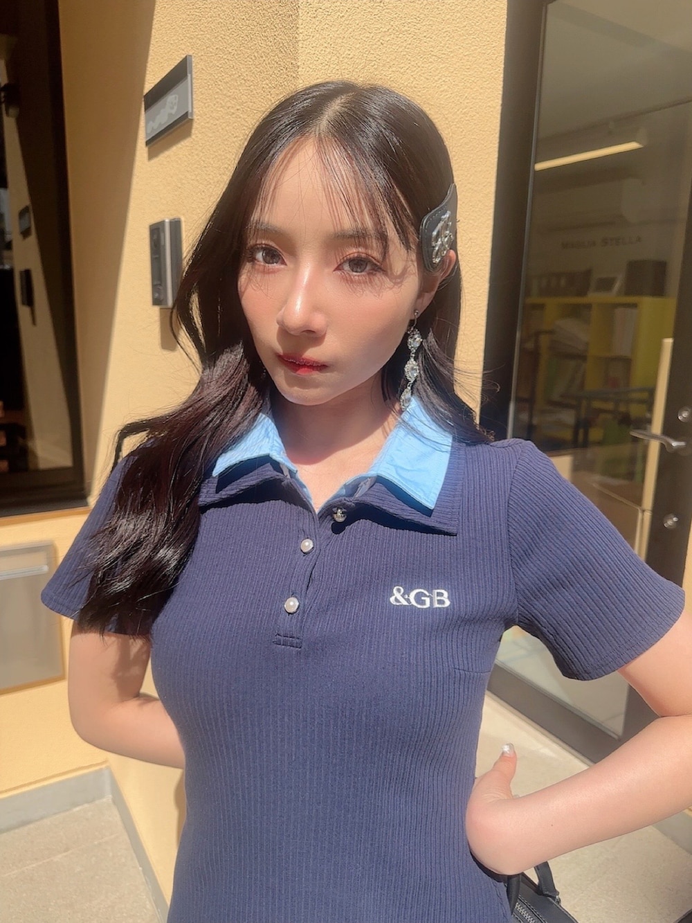 ブルー系のワンピース、ブラック系のショルダーバッグを着用したレディースの夏コーディネートの4枚目の写真