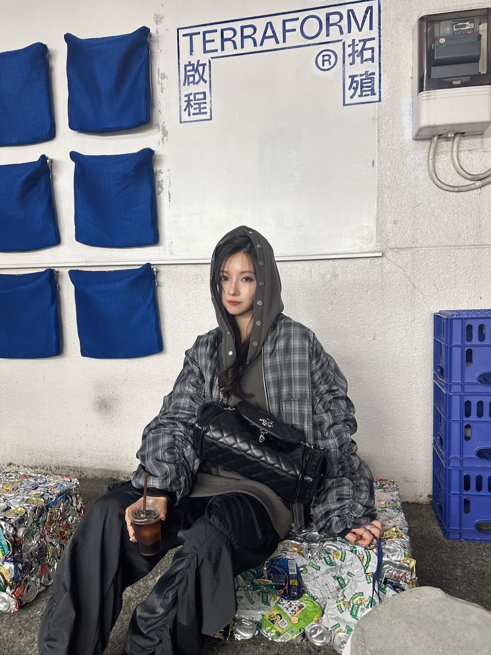 ブルー系のブルゾン、ブラック系のバックパック/リュック、ブラック系のカーゴパンツを着用したレディースの冬コーディネートの4枚目の写真