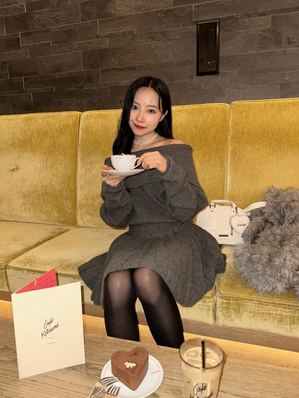 グレー系のワンピースを着用したレディースの夏コーディネートの3枚目の写真