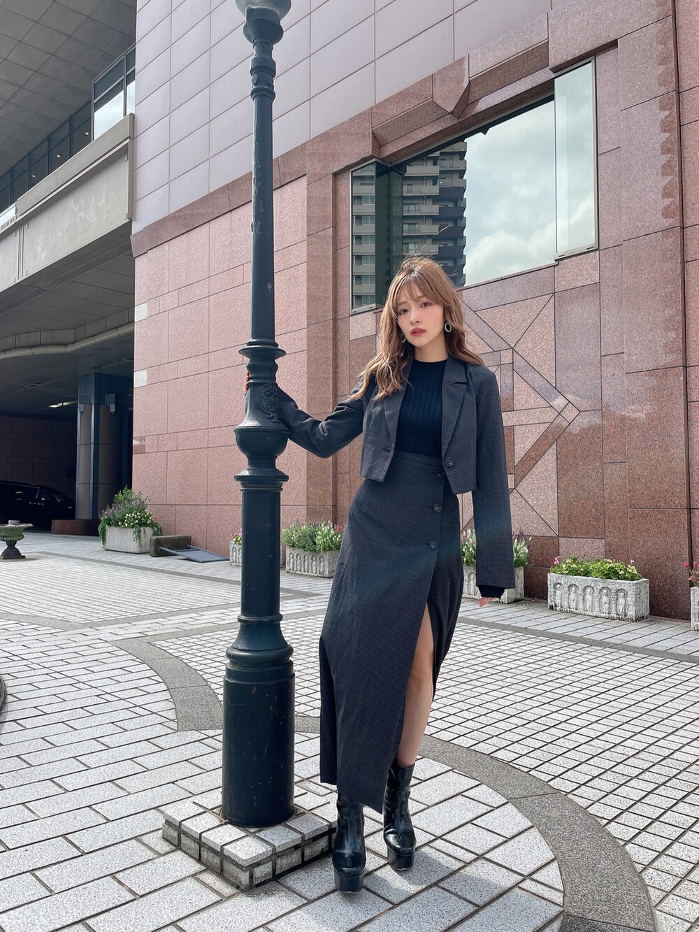 ブラック系のスカート、ブラック系のニット/セーター、ブラック系のテーラードジャケットを着用したレディースの秋コーディネートの4枚目の写真