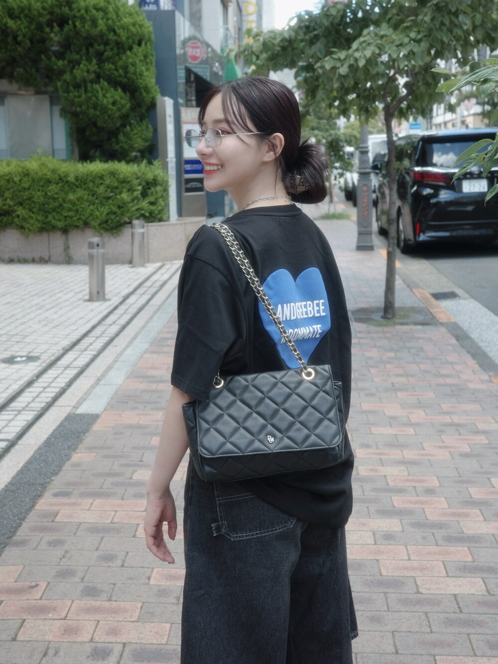 ブラック系のTシャツ/カットソーを着用したレディースの秋コーディネートの4枚目の写真