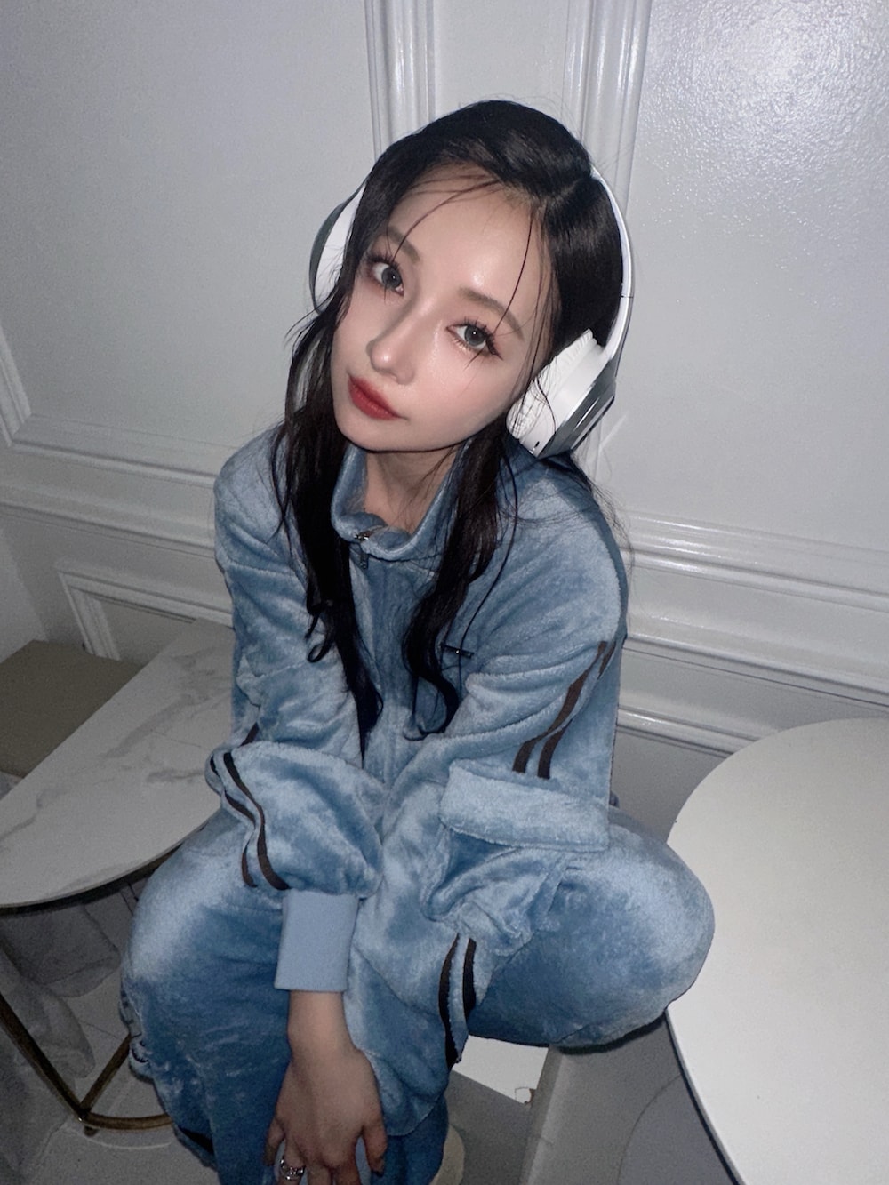 ブルー系のジャージを着用したレディースの冬コーディネートの3枚目の写真