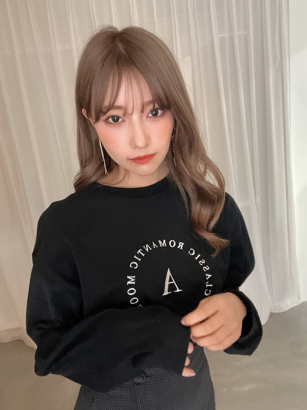 ブラック系のTシャツ/カットソー、ブラック系のブーツ、ブラック系のスカートを着用したレディースの秋コーディネートの3枚目の写真