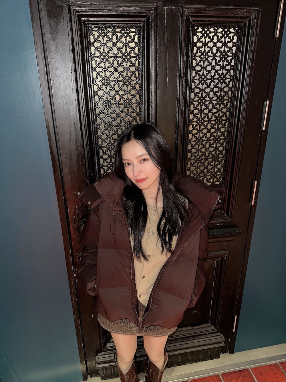 ブラウン系のジャケット/アウターを着用したレディースの冬コーディネートの3枚目の写真