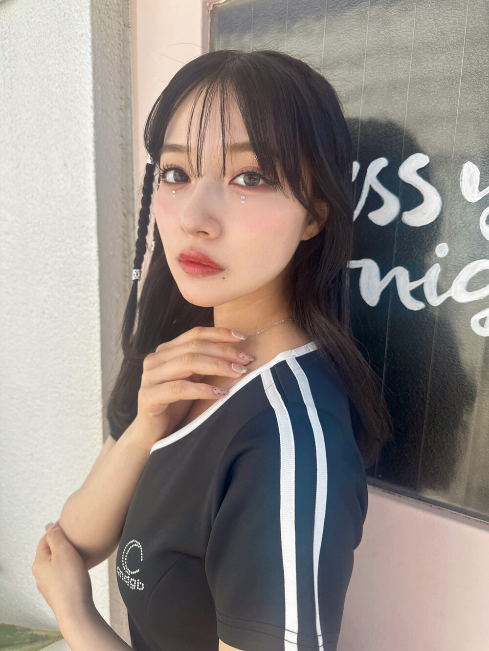 ブラック系のワンピースを着用したレディースの春コーディネートの4枚目の写真