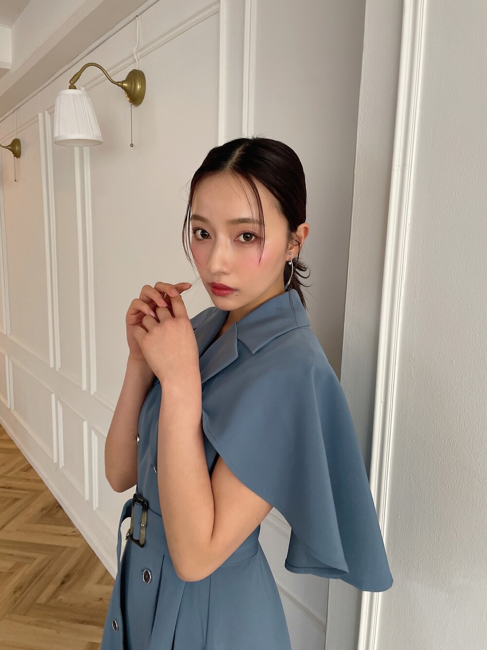 ブルー系のワンピースを着用したレディースの夏コーディネートの3枚目の写真