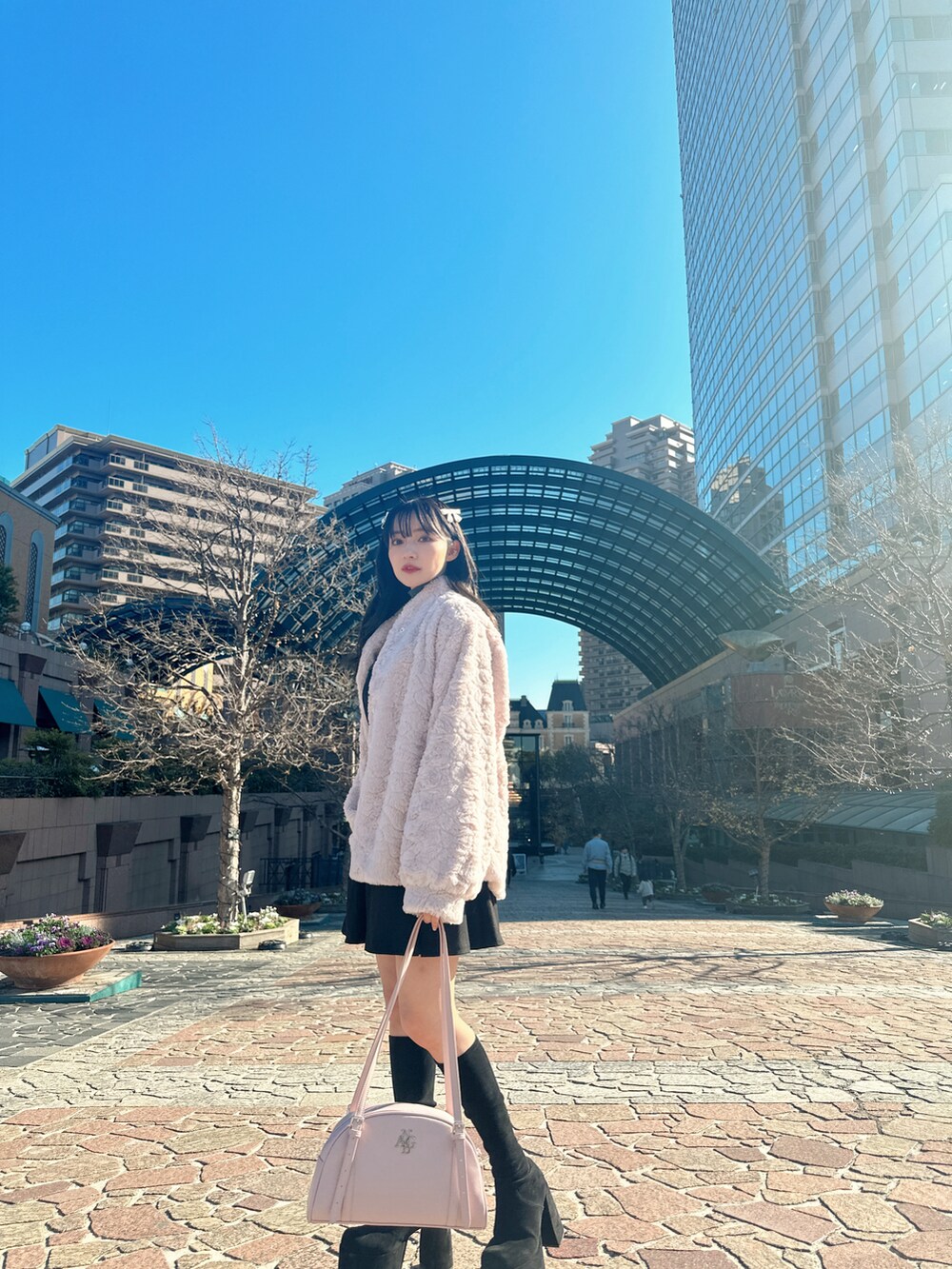 ピンク系のその他アウター、ブラック系のショルダーバッグ、グレー系のワンピースを着用したレディースの春コーディネートの2枚目の写真