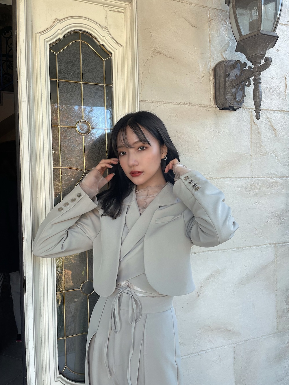 ブラック系のテーラードジャケット、ブラック系のその他パンツを着用したレディースの夏コーディネートの3枚目の写真