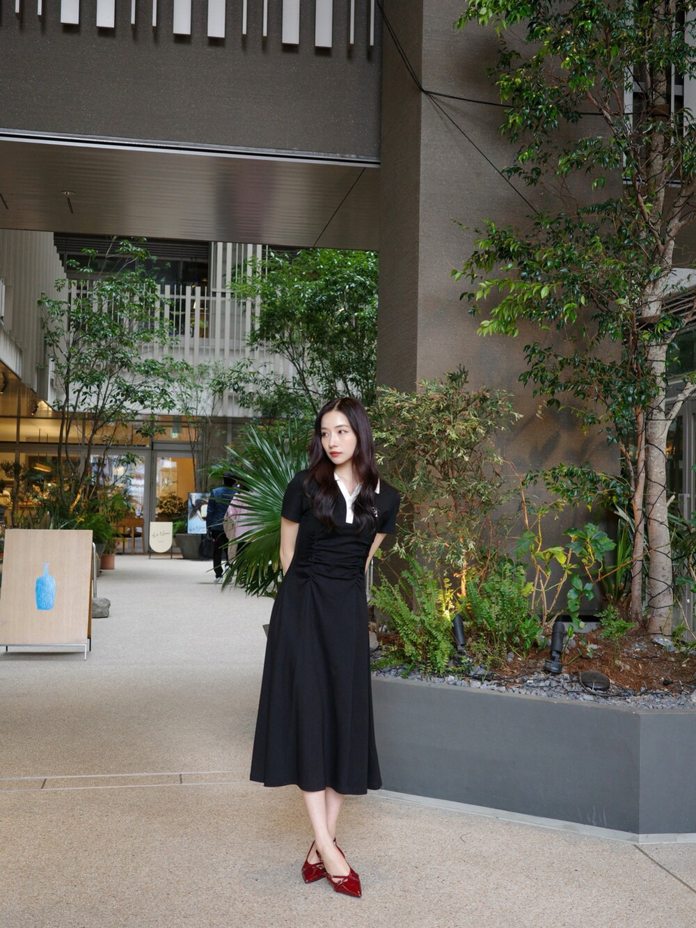 ブラック系のワンピースを着用したレディースの夏コーディネートの3枚目の写真