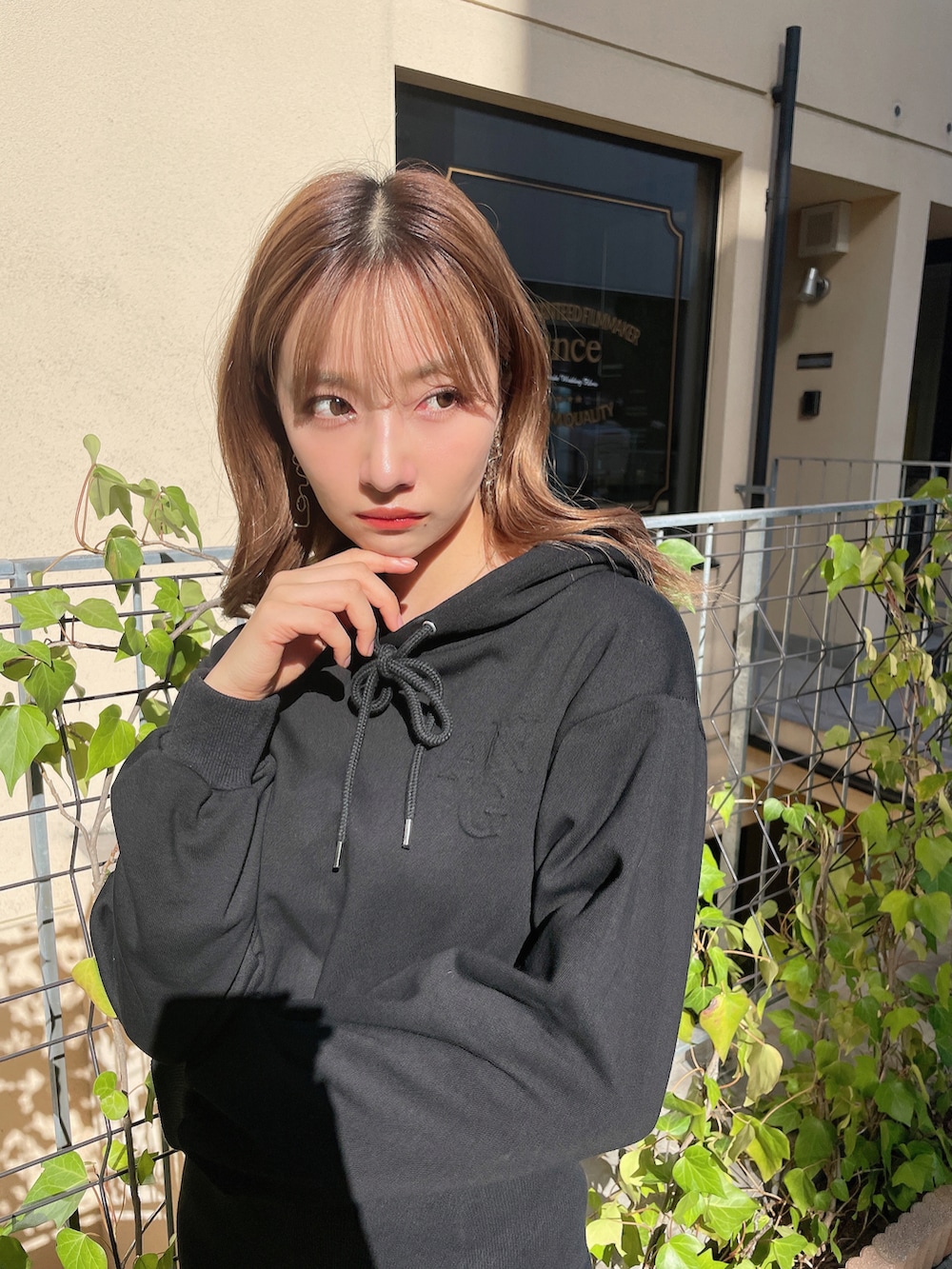 ブラック系のワンピースを着用したレディースの冬コーディネートの3枚目の写真