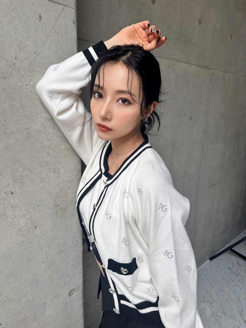「お出かけコーデ、カーディガン、ミニスカート、ootd、モノトーン、outfit、シンプルスタイル、休日スタイル、大人ガーリー、ANDGEEBEE」｜「ANDGEEBEEのラインストーンパターンアンサンブルニット（アンサンブル、ホワイト系）」を使った、村瀬紗英さん（レディース・159cm）の秋コーディネートの2枚目の写真
