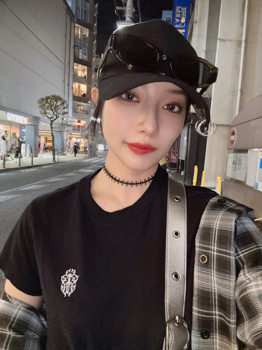 ブラック系のシャツ/ブラウス、シルバー系のショルダーバッグ、ブラック系のキャップを着用したレディースの夏コーディネートの3枚目の写真