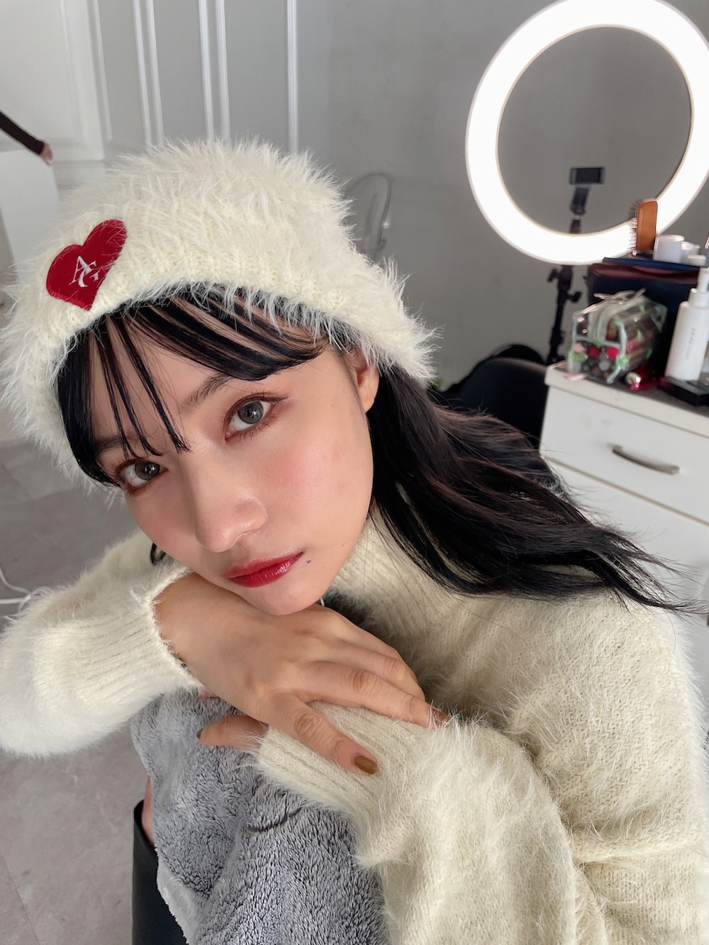 ブラック系のパーカー、ブラック系のニットキャップ/ビーニーを着用したレディースの冬コーディネートの3枚目の写真