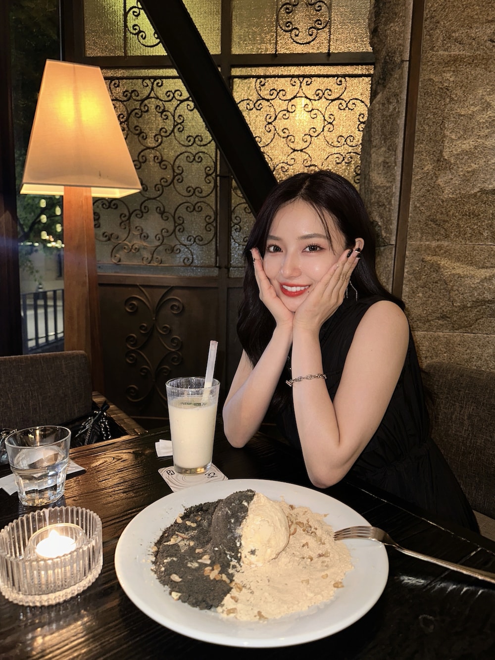 ブラック系のワンピース、ブラック系のショルダーバッグを着用したレディースの秋コーディネートの2枚目の写真