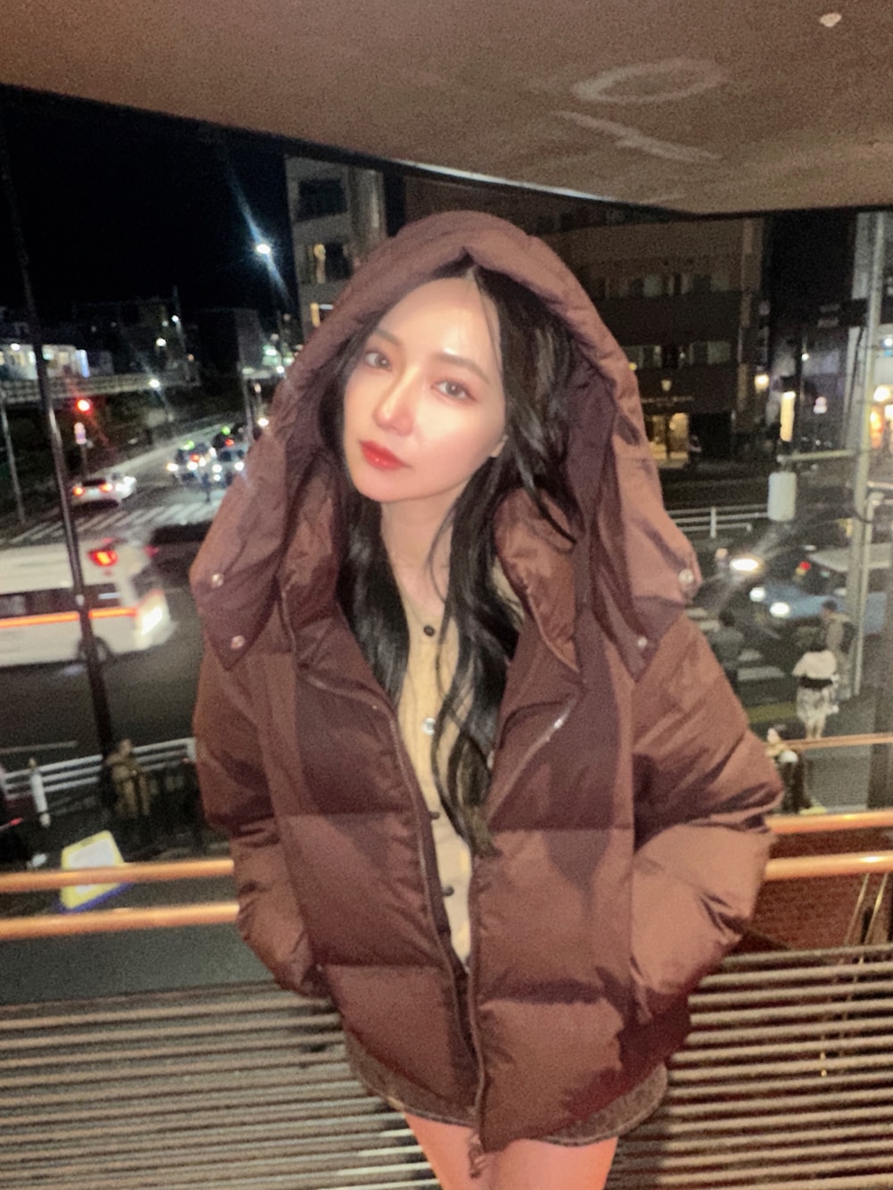 ブラウン系のジャケット/アウターを着用したレディースの冬コーディネートの5枚目の写真