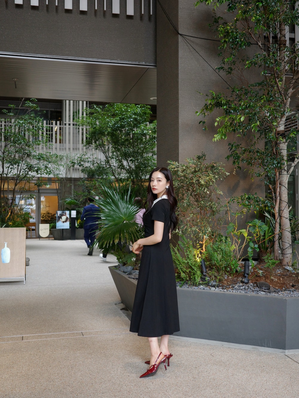 ブラック系のワンピースを着用したレディースの夏コーディネートの4枚目の写真