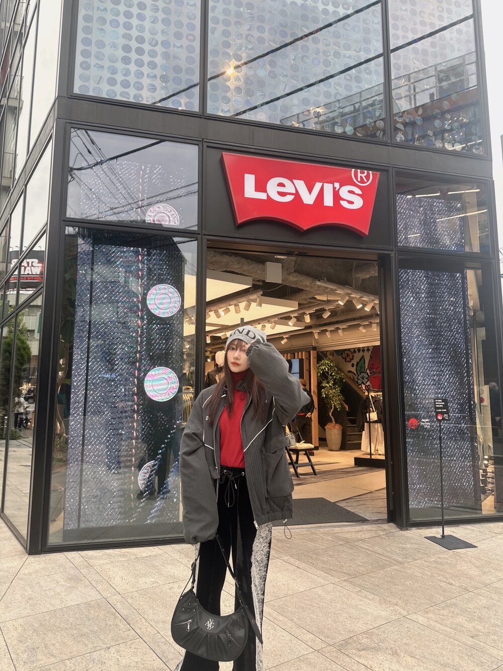 シルバー系のショルダーバッグ、ブラック系のその他パンツ、グレー系のブルゾンを着用したレディースの冬コーディネートの2枚目の写真