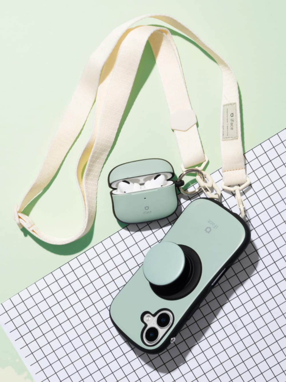 ブラック系のスマホグッズ、その他のスマホケース/カバーを着用したレディースの秋コーディネートの3枚目の写真