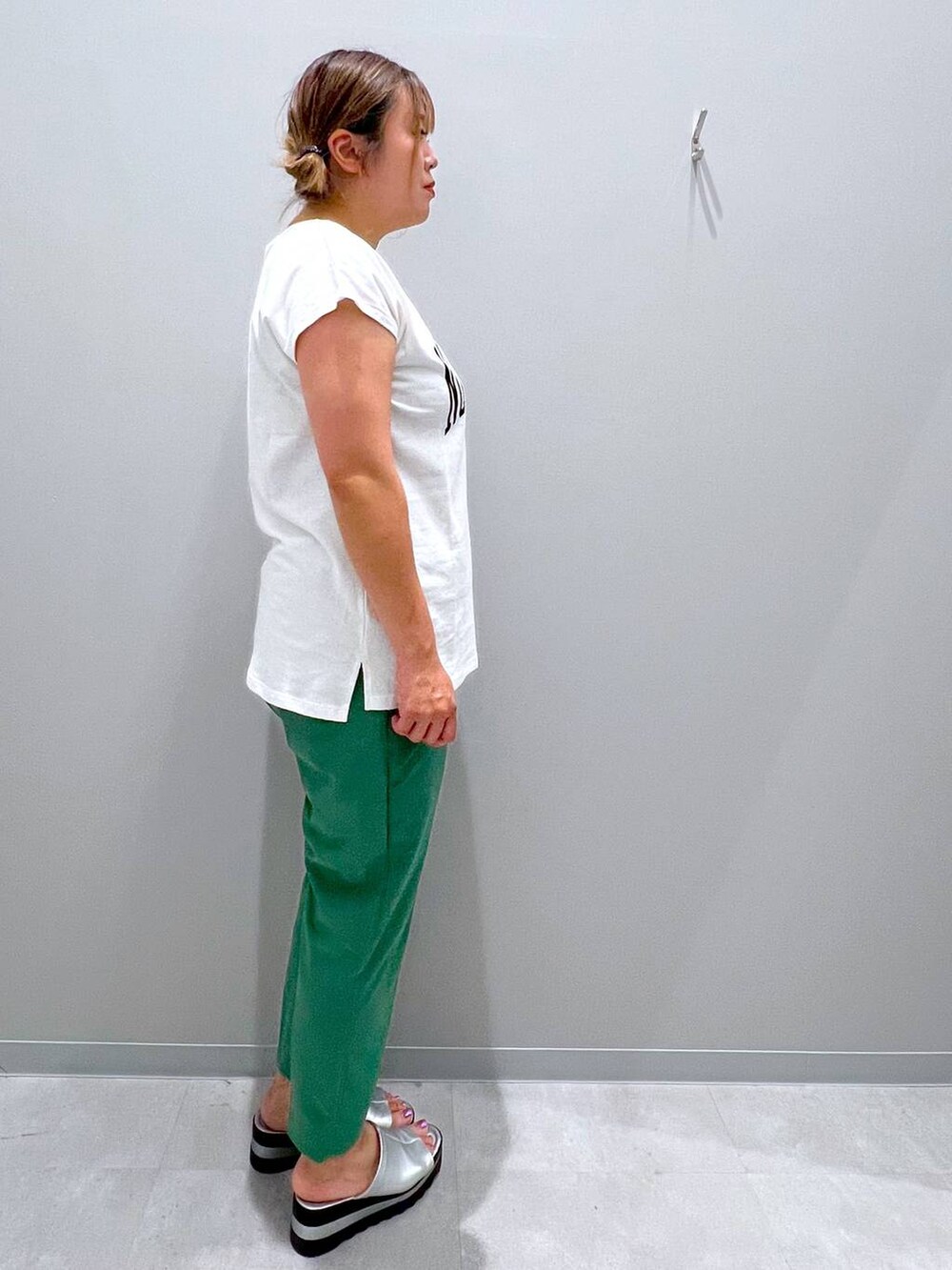 ホワイト系のTシャツ/カットソー、グリーン系のその他パンツを着用したレディースの夏コーディネートの4枚目の写真