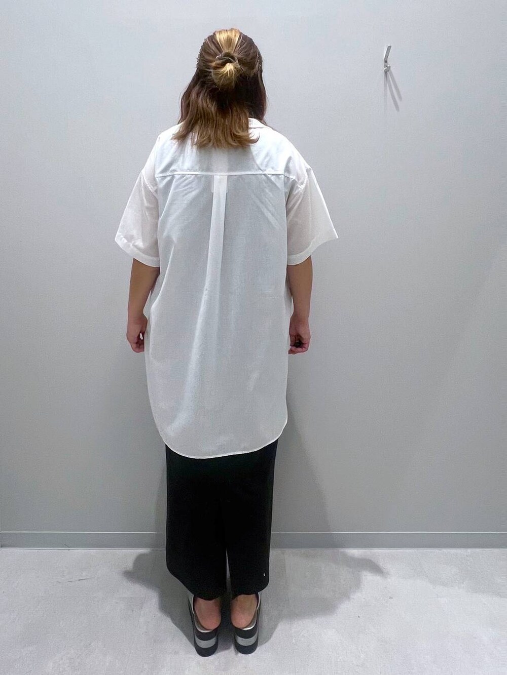 ホワイト系のシャツ/ブラウス、ブラック系のスカート、ブラック系のタンクトップを着用したレディースの夏コーディネートの3枚目の写真