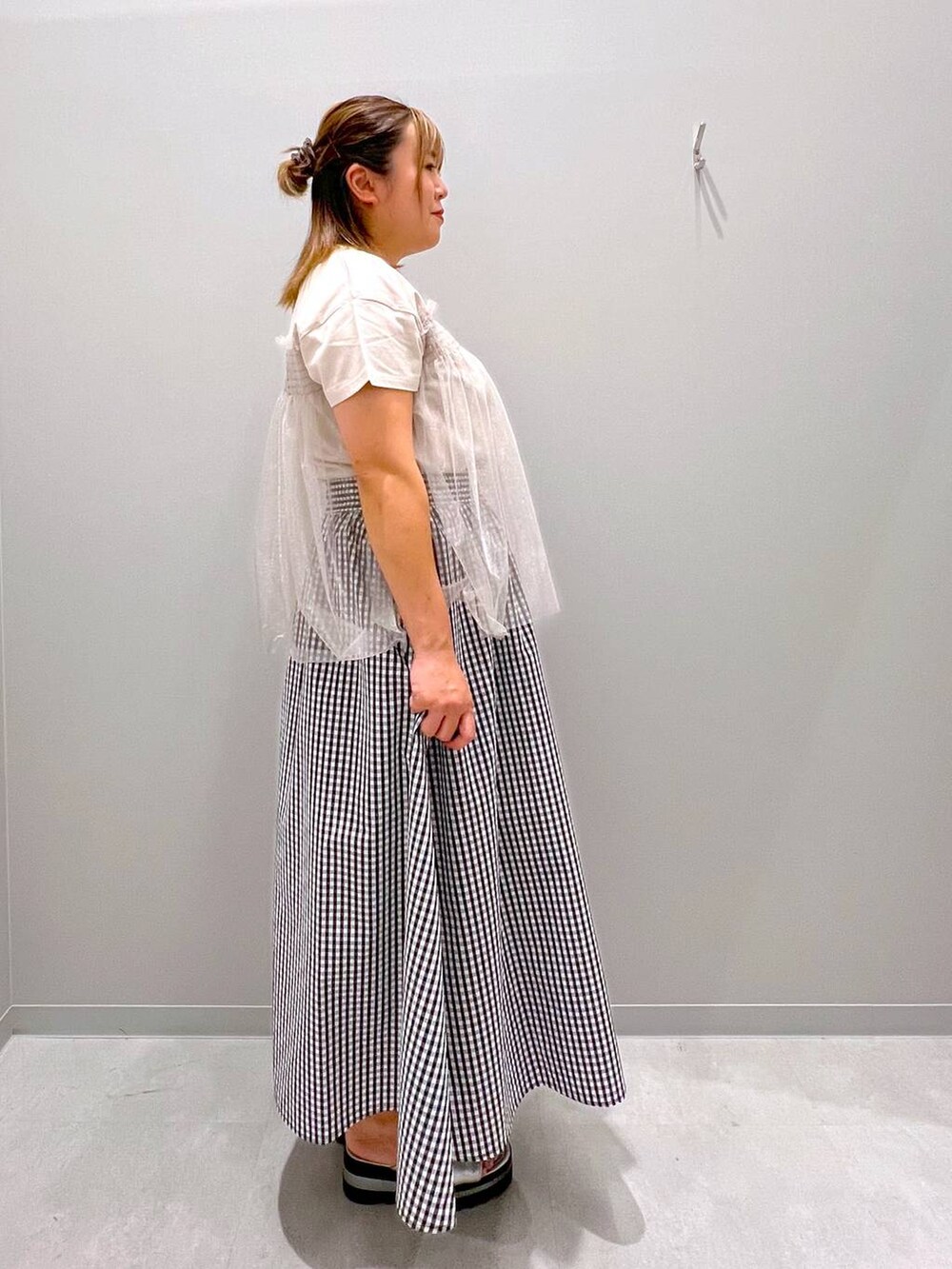 ベージュ系のTシャツ/カットソー、その他のスカートを着用したレディースの夏コーディネートの4枚目の写真