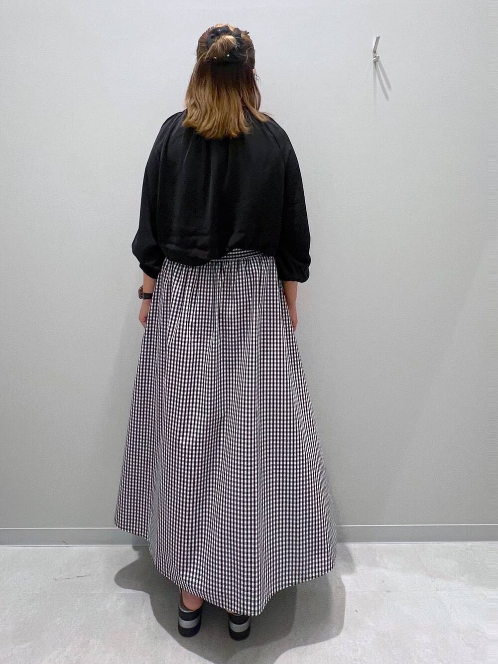 その他のスカート、ブラック系のシャツ/ブラウスを着用したレディースの夏コーディネートの3枚目の写真