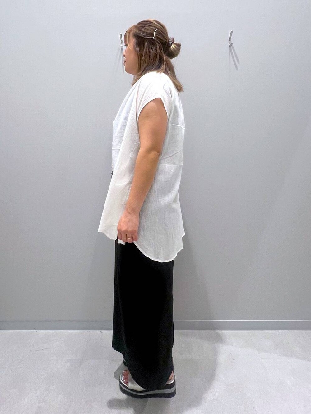 ホワイト系のシャツ/ブラウス、ブラック系のスカート、ブラック系のタンクトップを着用したレディースの夏コーディネートの2枚目の写真