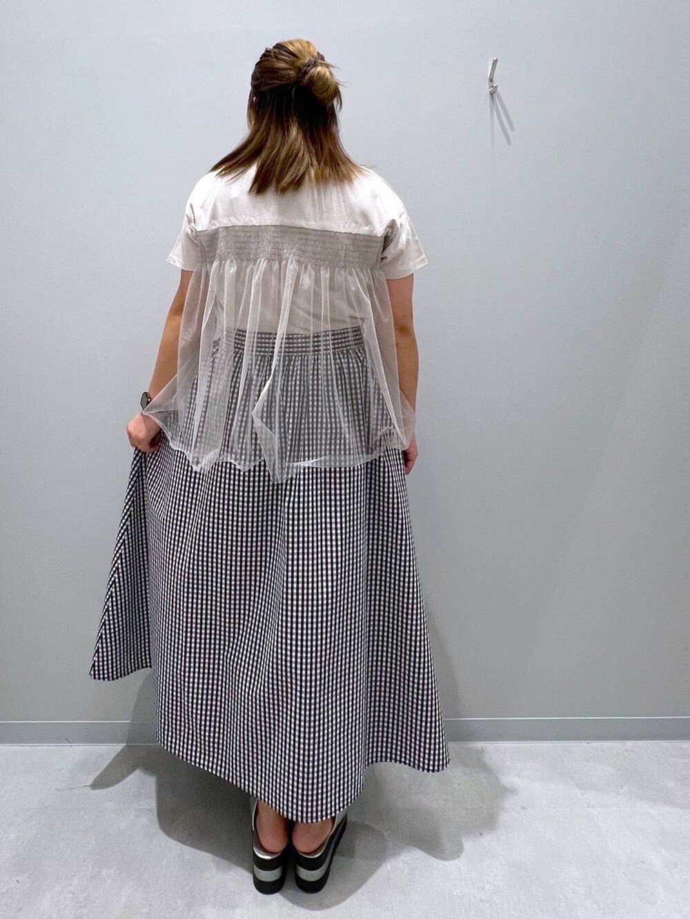 ベージュ系のTシャツ/カットソー、その他のスカートを着用したレディースの夏コーディネートの3枚目の写真