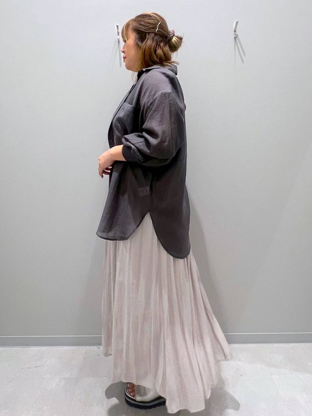 ブラック系のタンクトップ、ベージュ系のスカート、グレー系のシャツ/ブラウスを着用したレディースの夏コーディネートの2枚目の写真